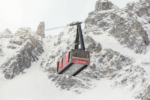 Una habitación de  lujo suspendida sobre los Alpes franceses